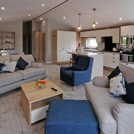 The Springs Lakeside Holiday Park Fladbury ภายนอก รูปภาพ