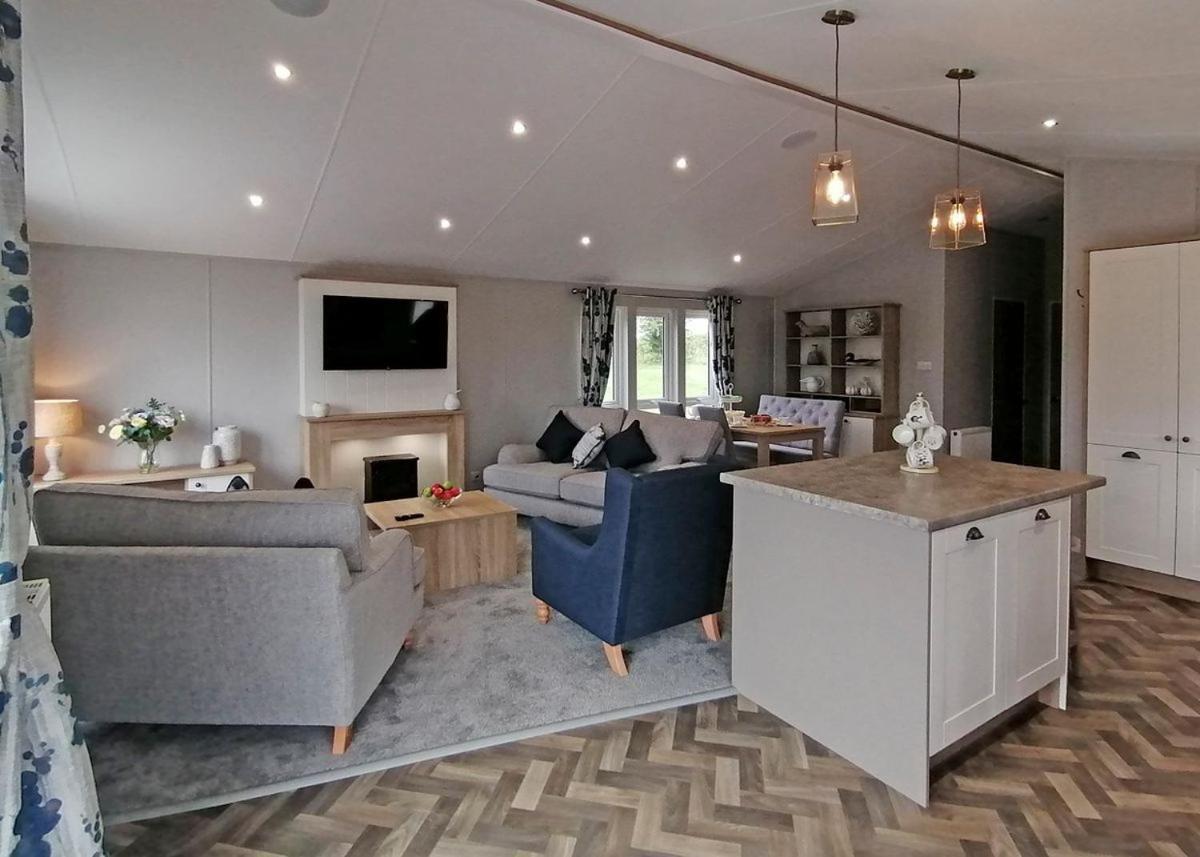 The Springs Lakeside Holiday Park Fladbury ภายนอก รูปภาพ