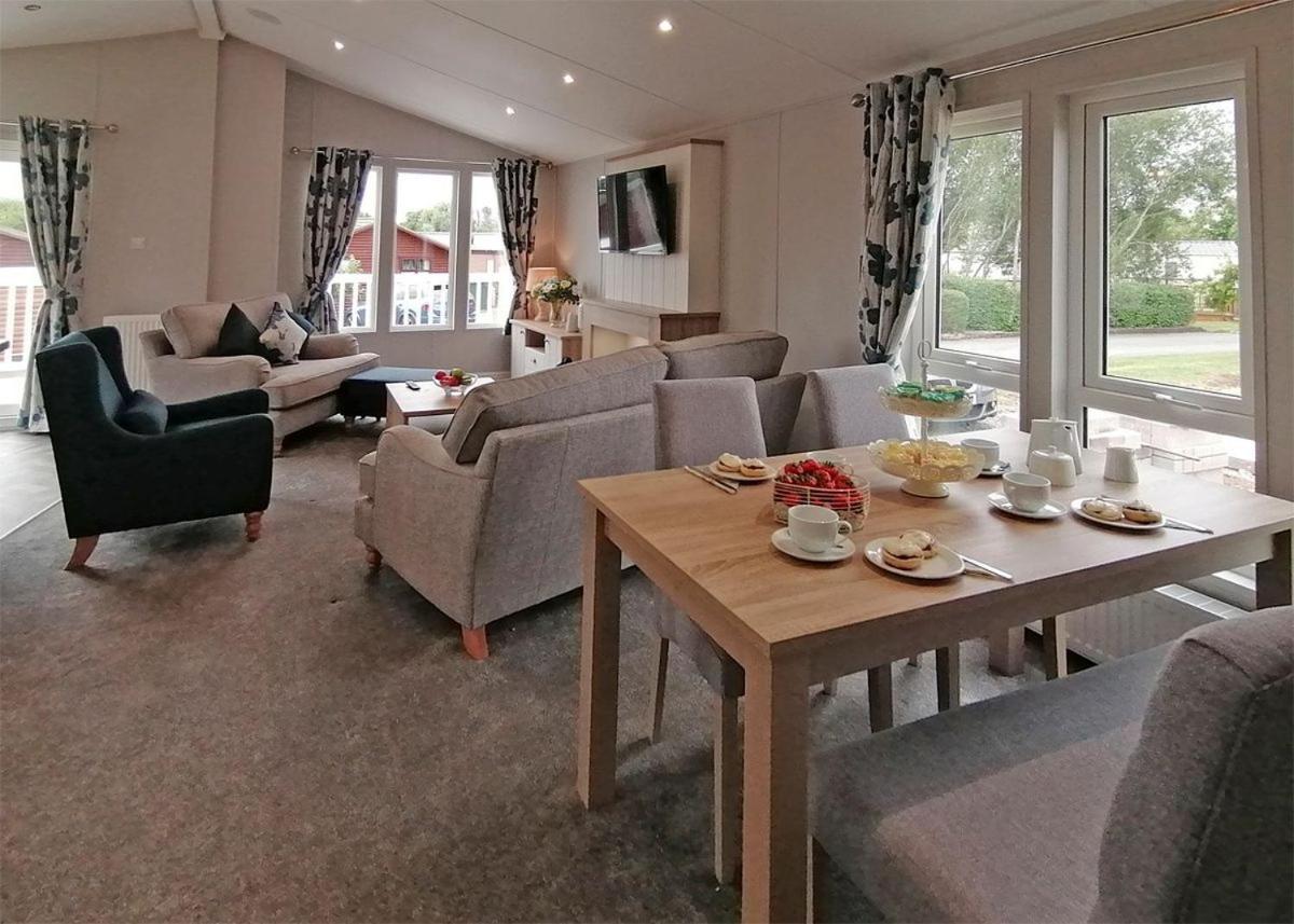 The Springs Lakeside Holiday Park Fladbury ภายนอก รูปภาพ