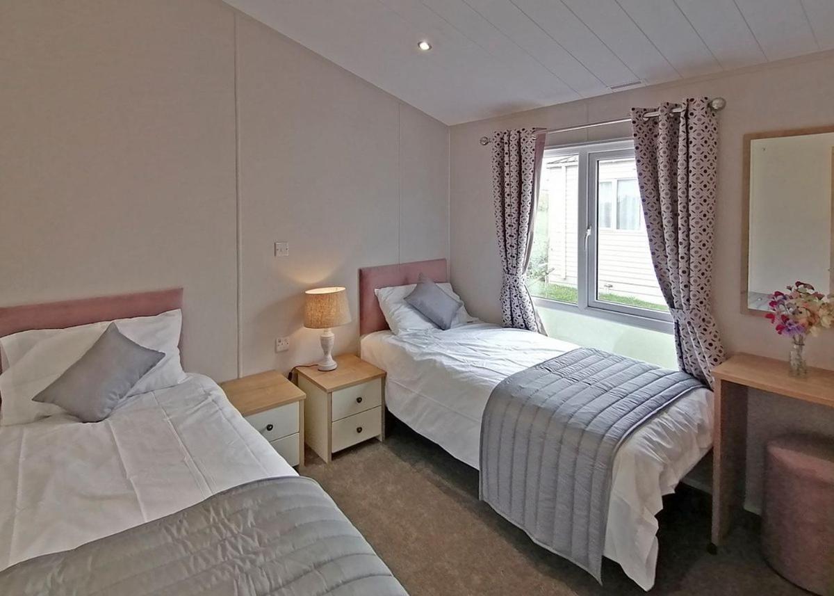 The Springs Lakeside Holiday Park Fladbury ภายนอก รูปภาพ
